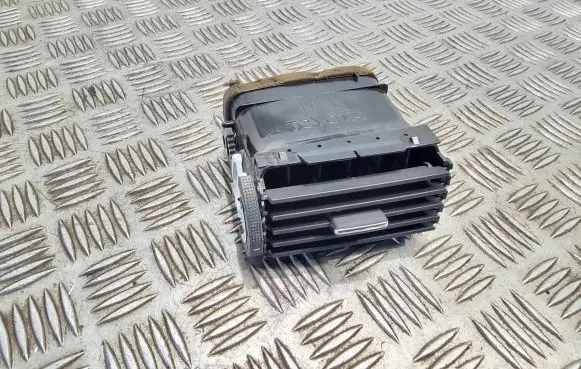 Toyota Avensis T250 Dashboard side air vent grill/cover trim