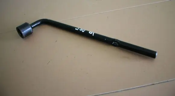 Nissan Qashqai Wheel nut wrench 