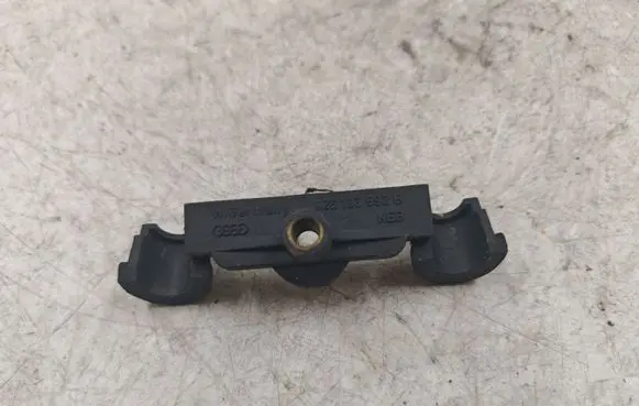 Audi 80 90 B3 Fuel Injector clamp holder 026103592B