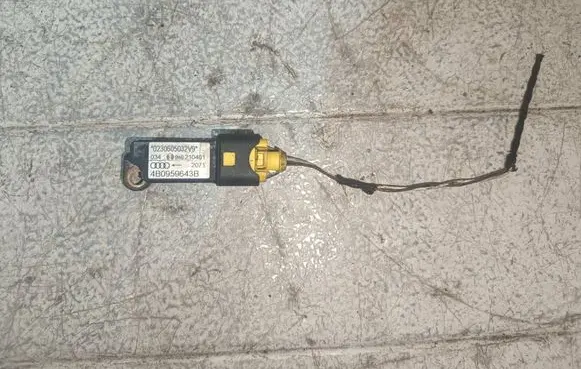Audi A6 S6 C5 4B Airbag deployment crash/impact sensor 4B0959643B