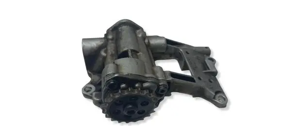 BMW 5 E60 E61 Oil pump 7789838