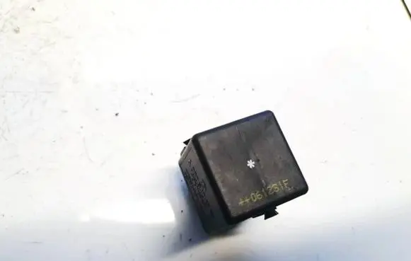 Mercedes-Benz R W251 Other relay a0025421319 v23134-b52-x336