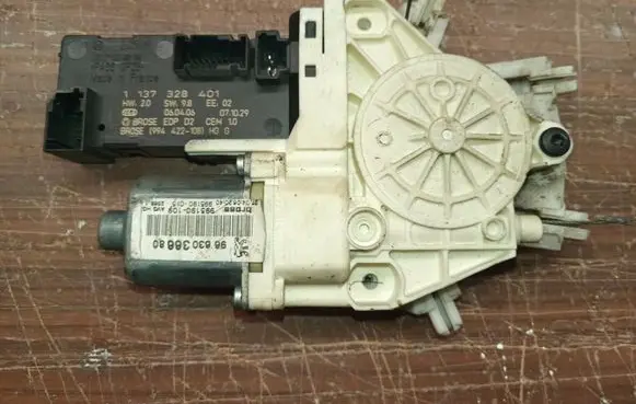 Peugeot 407 Front door window regulator motor 1137328401