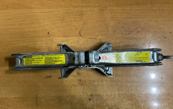 Nissan Primera Lift Jack MAX700XG WAKO