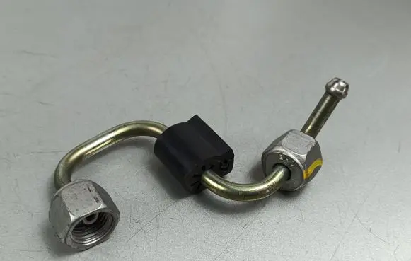 Fuel injector supply line/pipe