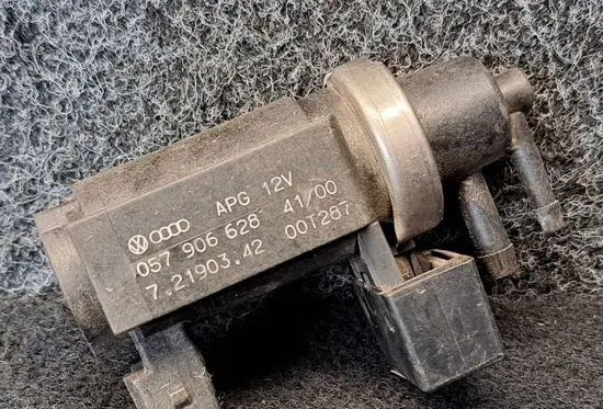 Audi A8 S8 D2 4D Turbo solenoid valve 057906628
