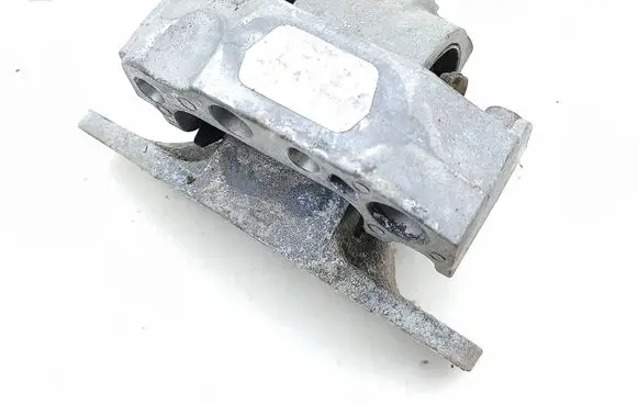 Toyota RAV 4 (XA50) Engine mount bracket