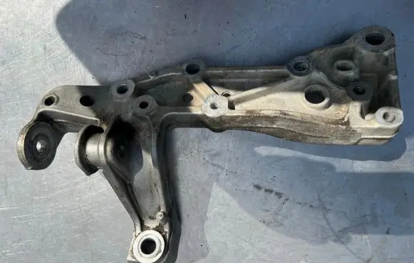 Volkswagen Touran I Front lower control arm/wishbone 1K0199296E