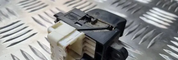 Nissan Almera N16 Electric window control switch 33252