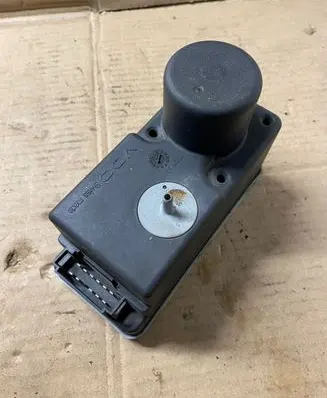 Volkswagen Golf III Central locking vacuum pump 1H0962257