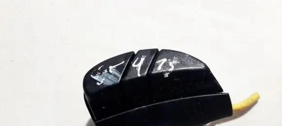 Steering wheel buttons/switches