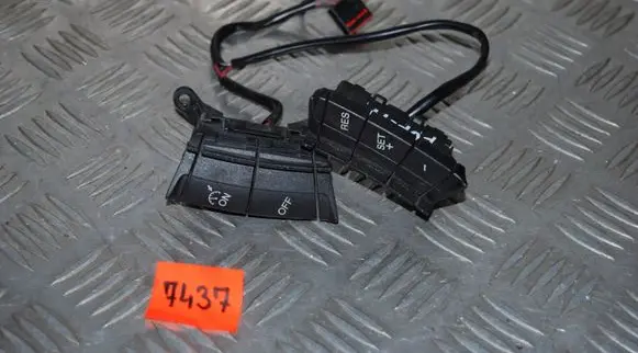 Ford Focus Steering wheel buttons/switches 30347739B