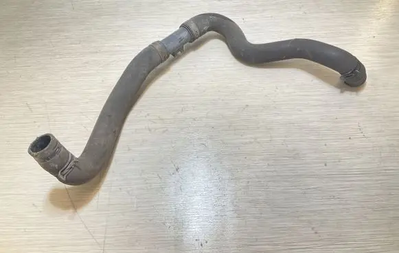 Engine coolant pipe/hose
