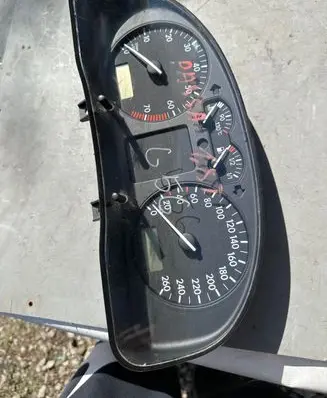 Volkswagen PASSAT B5 Speedometer (instrument cluster) 88311245