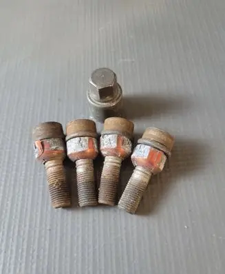 Volkswagen Touareg II Anti-theft wheel nuts and lock 