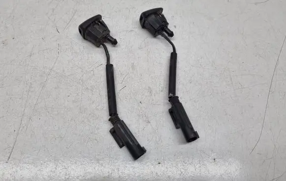 BMW 5 E60 E61 Windshield washer spray nozzle 7046060