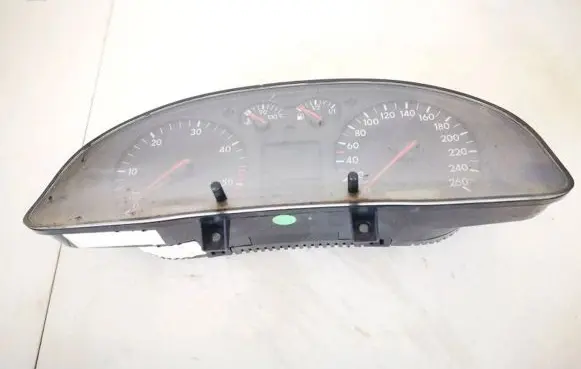 Volkswagen PASSAT B5 Speedometer (instrument cluster) 3b0920822a