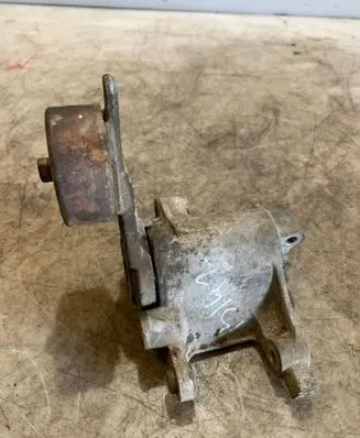 Toyota Hilux (AN10, AN20, AN30) Generator/alternator bracket JTI4