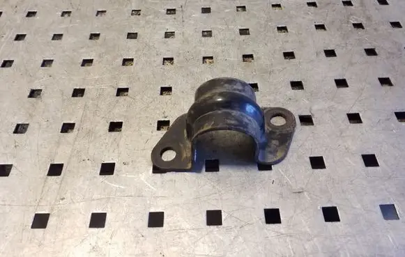 Nissan X-Trail T30 Sway bar bush bracket, front 