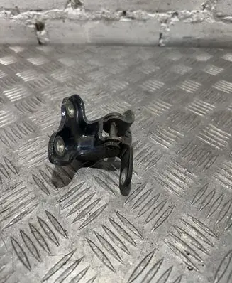 Toyota Avensis T270 Front door lower hinge 