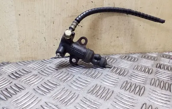 Subaru Forester SF Clutch slave cylinder 