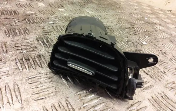 Fiat 500 Dash center air vent grill 735735285