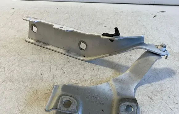 Audi Q2 - Engine bonnet/hood hinges 81A823301D