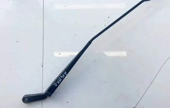 Volkswagen Golf IV Front wiper blade arm