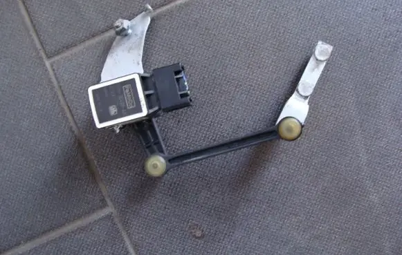 Volvo V70 Headlight/headlamp level sensor 7G9N-3C492-AA