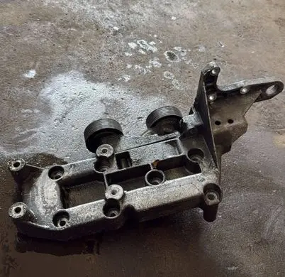 Volvo V70 Engine mounting bracket 8642196