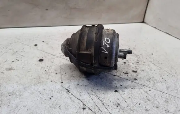 Volvo V70 Engine mount bracket 30680751