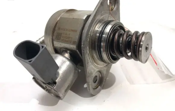 Volkswagen Golf VII Fuel injection high pressure pump 04E127025D