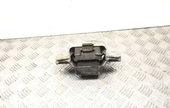 Volkswagen Golf V Engine mounting bracket 1K019555