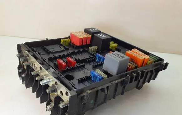 Volkswagen Touran I Fuse module 1K0937124H