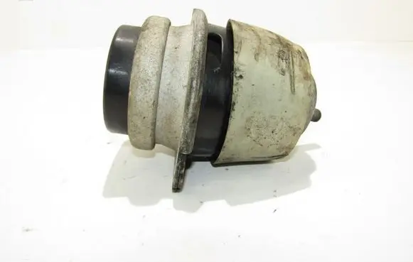 Volkswagen Touareg I Engine mount bracket 7L8199131A