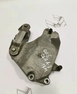 Mercedes-Benz CLA C117 X117 W117 Engine mounting bracket A2702230002