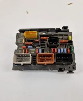Citroen C4 I Picasso Fuse module 9664705880