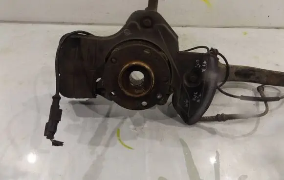 Front wheel hub spindle knuckle