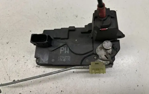 Opel Zafira B Rear door lock 13210739