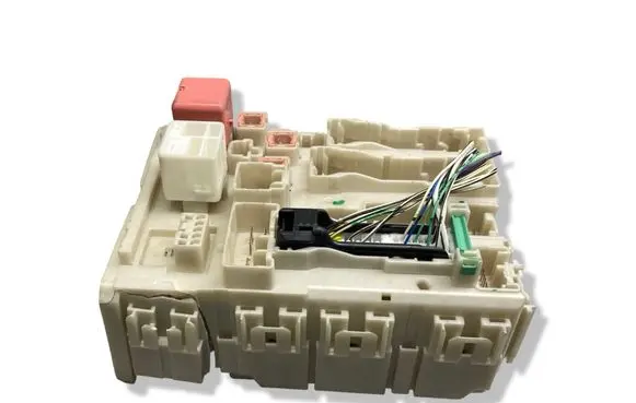 Toyota Auris 150 Fuse module 8273002120A 02088K12