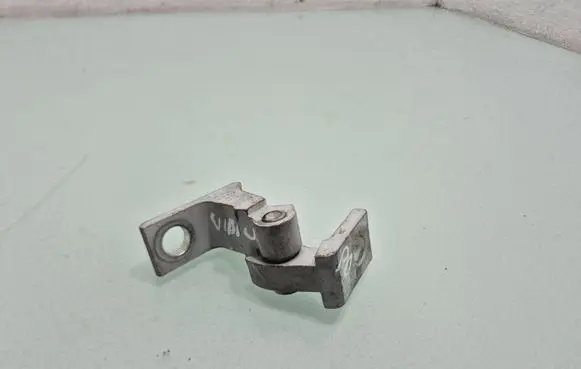 Volkswagen Tiguan Front door upper hinge 5N0831402