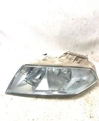 Headlight/headlamp dust cover