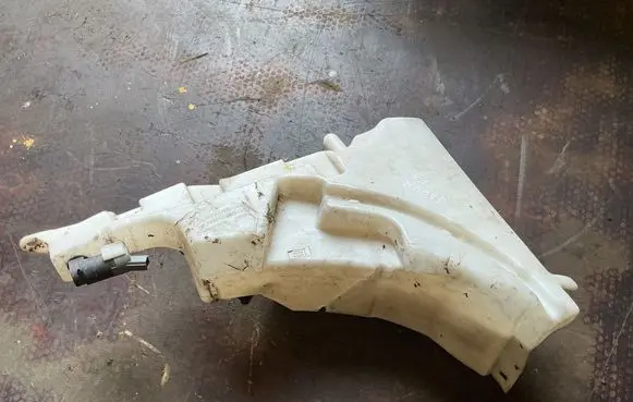 Jaguar XF X250 Windshield washer fluid reservoir/tank 8X2317B613A 8X2317B613B