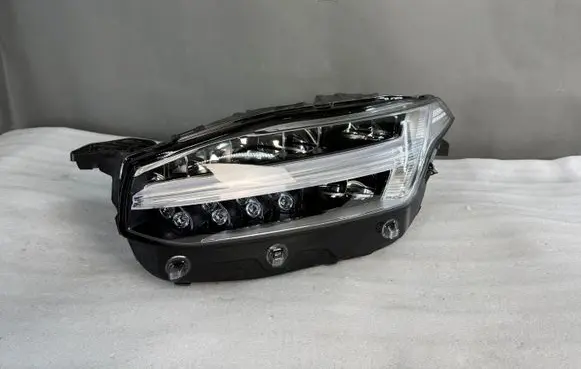 Volvo XC90 Headlight/headlamp 32228688