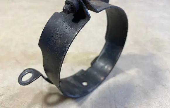 Mercedes-Benz G W461 W463 1st Gen Fuel filter bracket/mount holder A6280920040