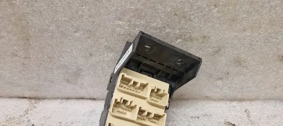Toyota Avensis T250 Fuse module 8273405030