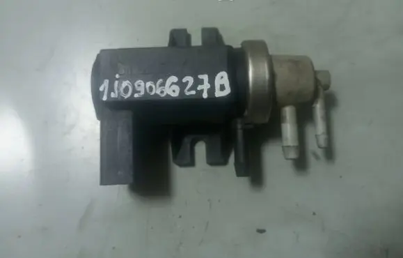Volkswagen Touran I Turbo solenoid valve 1J0906627B