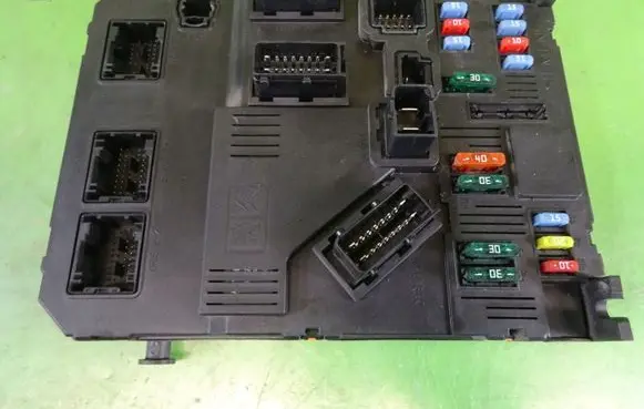 Peugeot 206 Fuse module 965366780