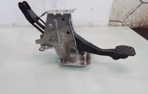 Volkswagen PASSAT B6 Brake pedal