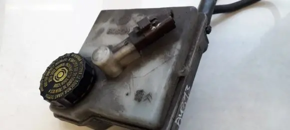 Brake fluid reservoir